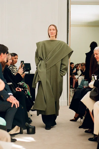 Look 16